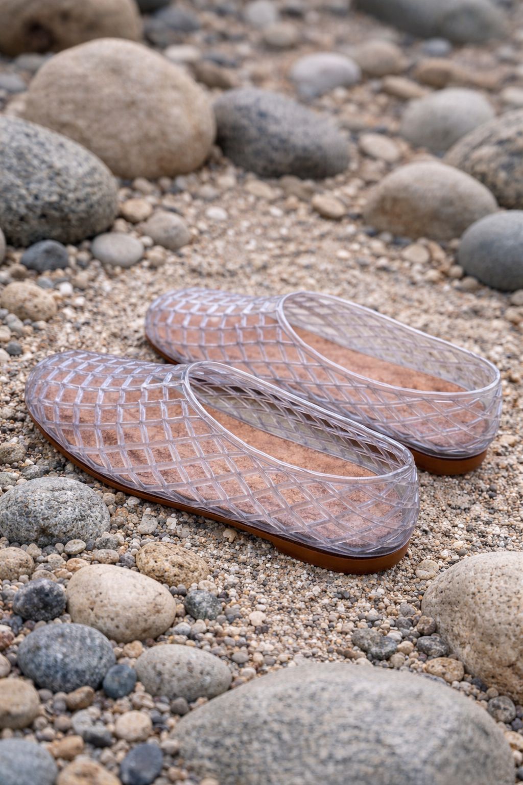sandales PLAGES Les Canebiers transparentes sur galets
sandales ajourées transparentes style estival
sandales plates PLAGES transparent Les Canebiers
sandales été lifestyle Saint-Tropez transparent