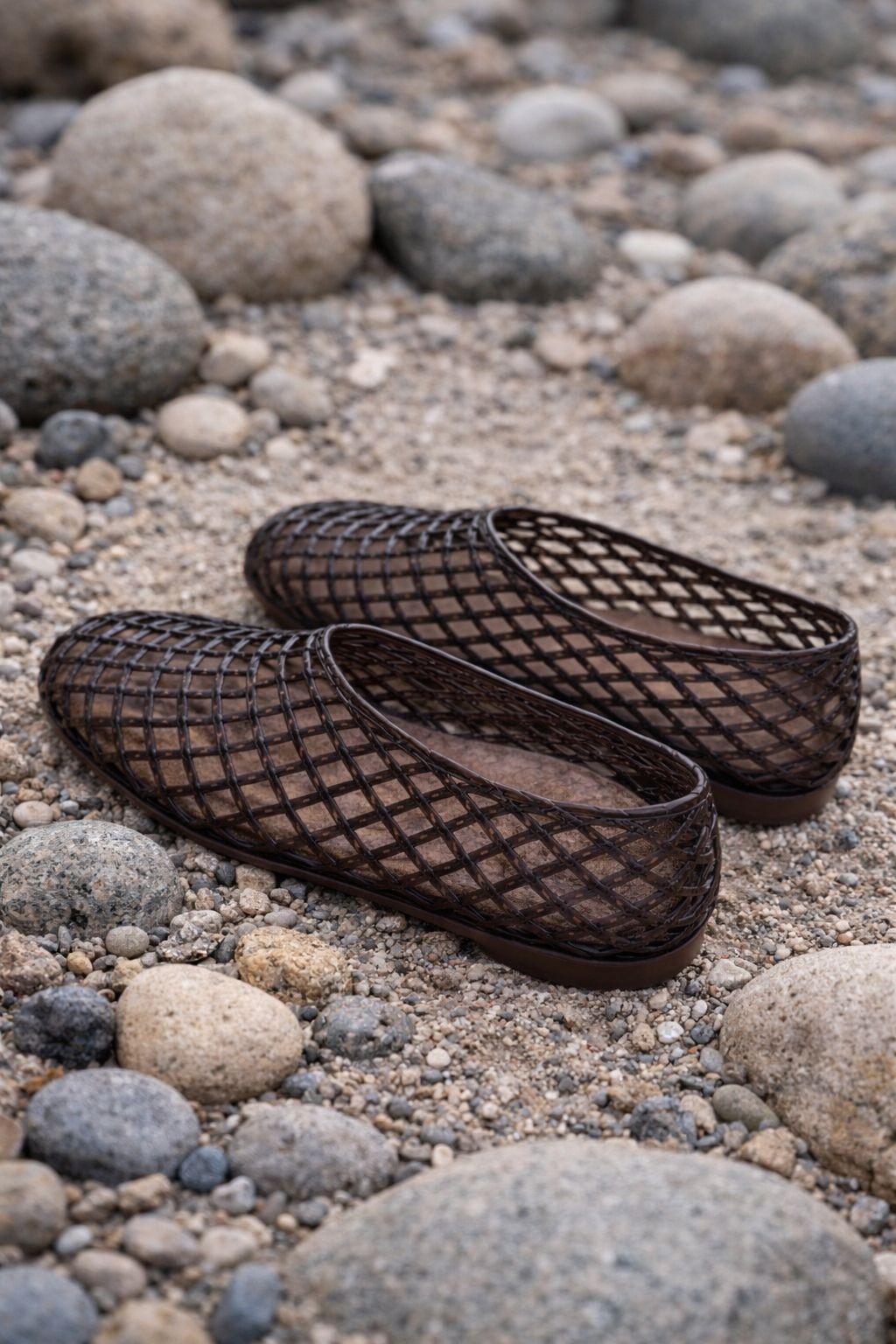 sandales PLAGES Les Canebiers marron foncé sur galets
sandales ajourées marron foncé style estival
sandales plates PLAGES marron Les Canebiers
sandales été lifestyle Saint-Tropez marron