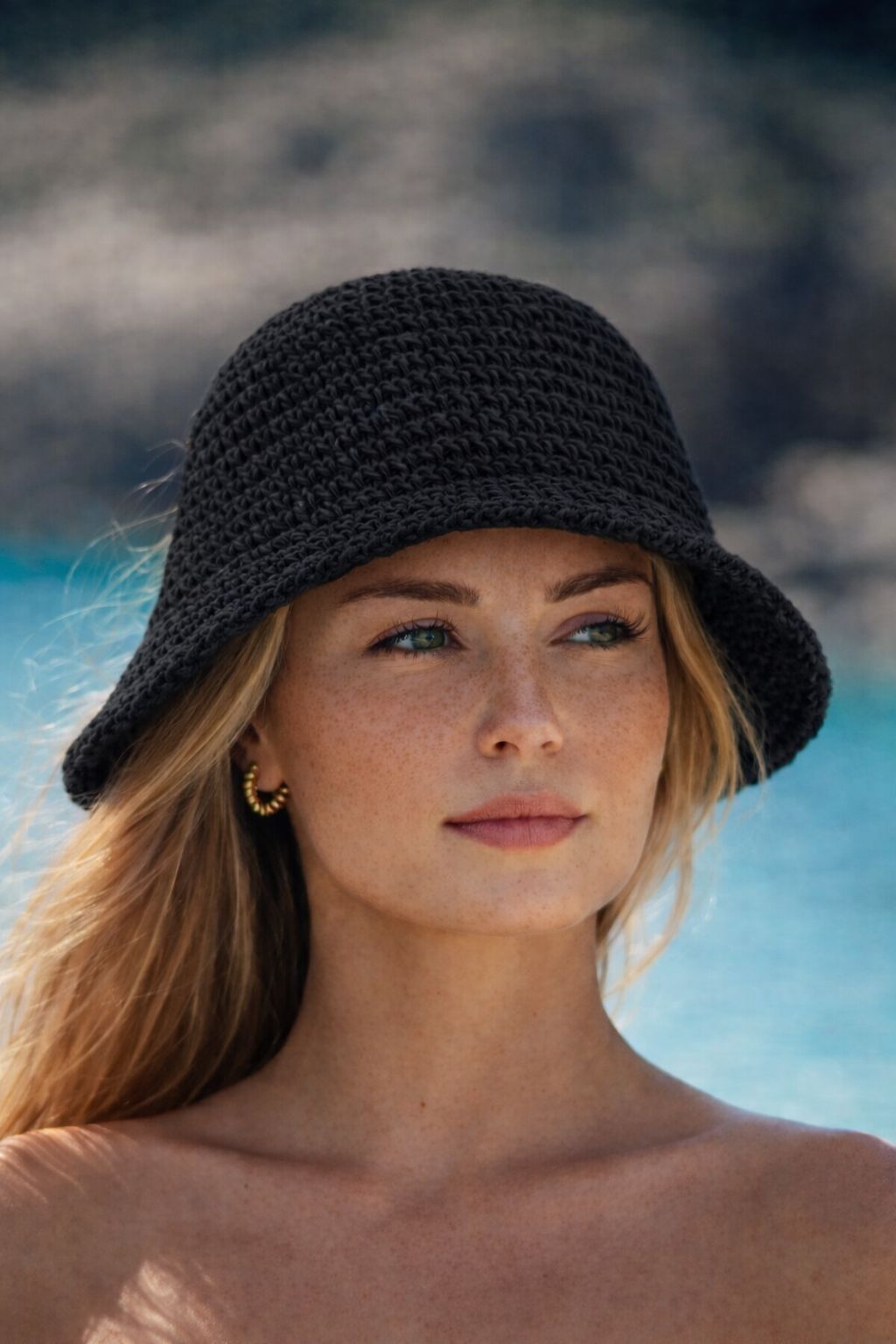 bob CAVES Les Canebiers porté bord de mer
bob noir texturé Les Canebiers
bob CAVES style estival Saint-Tropez
bob mode été Les Canebiers