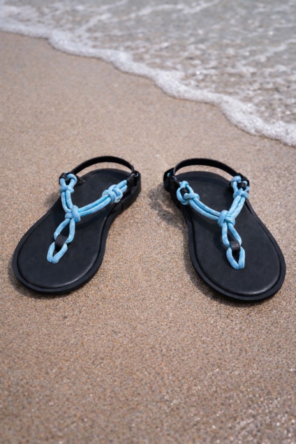 sandales Guérite Sky Blue Les Canebiers sur sable
sandales à cordage bleu clair Guérite
sandales plates Sky Blue style marin
sandales été Les Canebiers Guérite Sky Blue