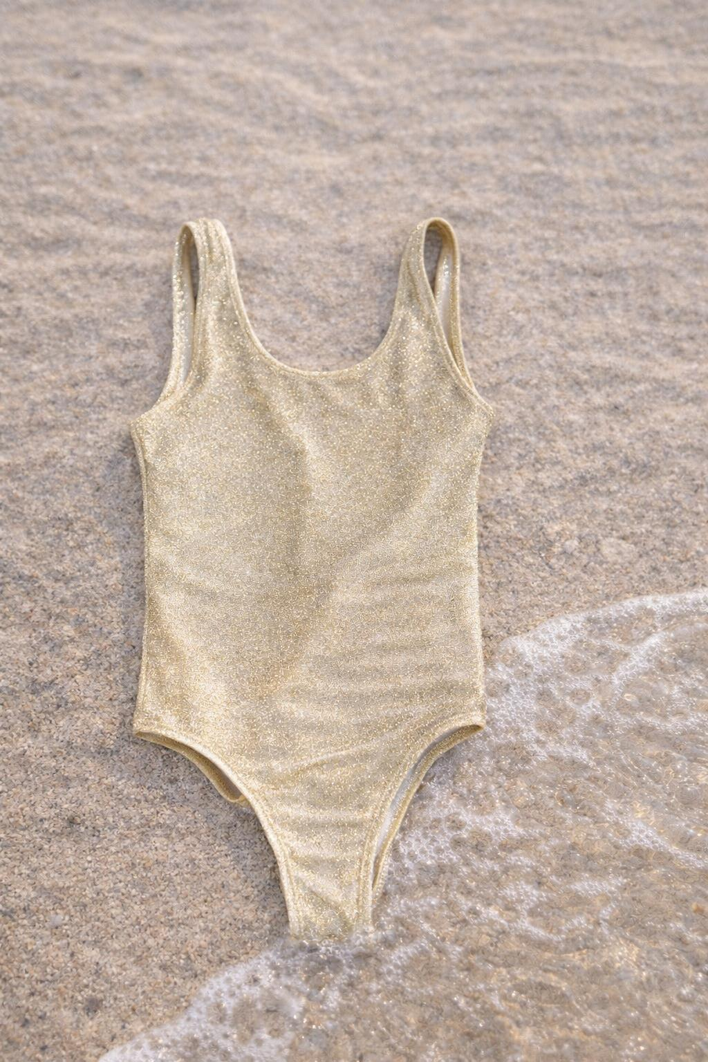 maillot enfant une pièce LUREX gold shiny

maillot de bain enfant gold brillant Les Canebiers

maillot enfant plage une pièce shiny

maillot enfant été Saint-Tropez Les Canebiers
